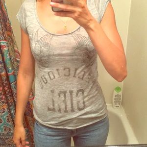 Grey shirt with « delicious girl » written.